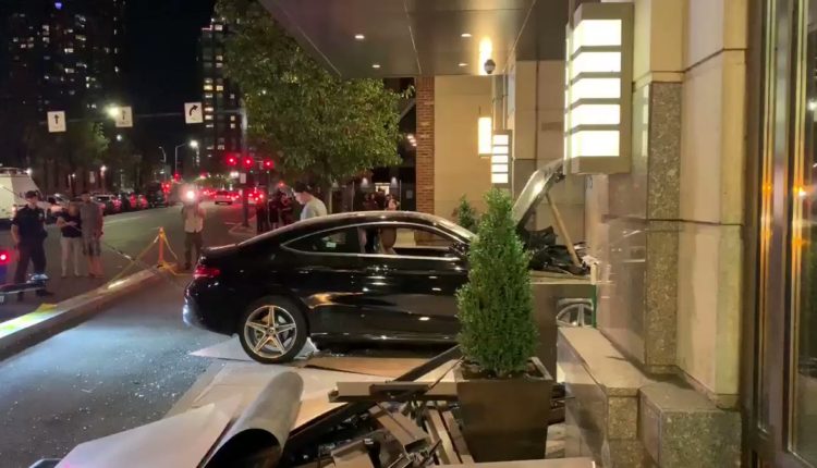 بالفيديو: سيارة تقتحم معقل ترامب في نيويورك