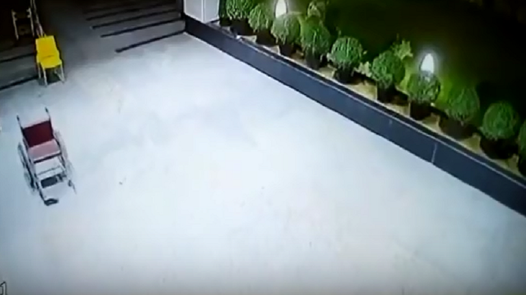 بالفيديو…شبح هندي فرّ من المستشفى على مقعد متحرك!