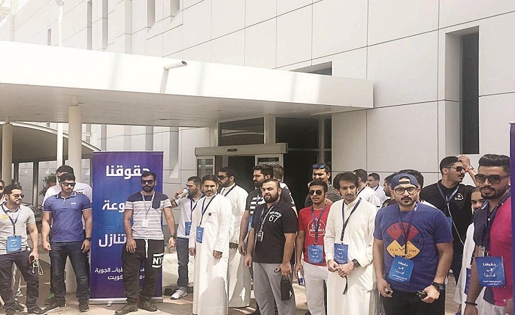 اعتصام العاملين في الطيران المدني اعتراضًا على قرارات الإدارة