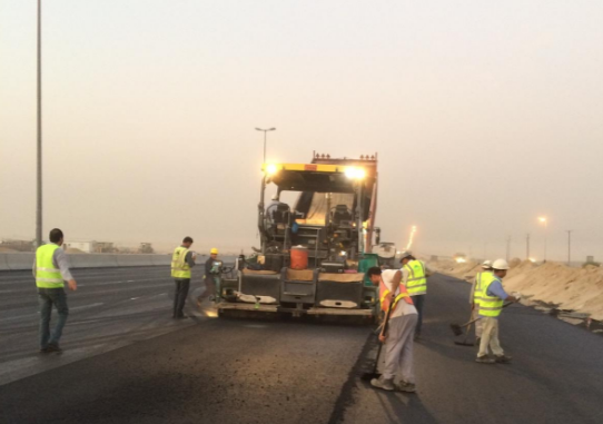 “الطرق”: استكمال فرش اسفلت الطبقة الأخيرة على جسر الكيلو 7 بطريق الوفرة