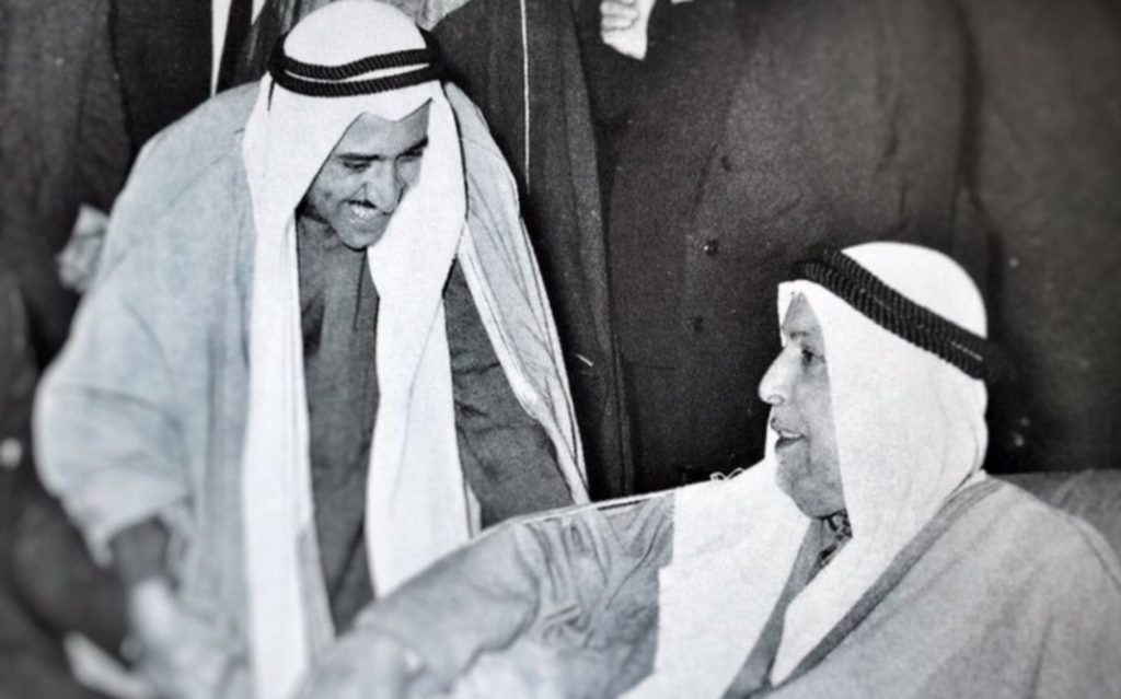 صورة نادرة لسمو الأمير #صباح_الاحمد_الصباح مع أبو الدستور الشيخ عبدالله السالم