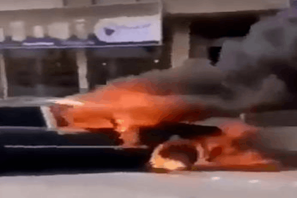 بالفيديو: شاب يسحب سيارة مشتعلة بعيداً وينقذ عدداً من المحلات التجارية