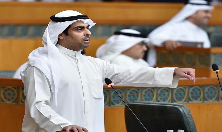 رياض العدساني.. الحكومة ملزمة بواجبها في قضية تضخم الأرصدة البنكية