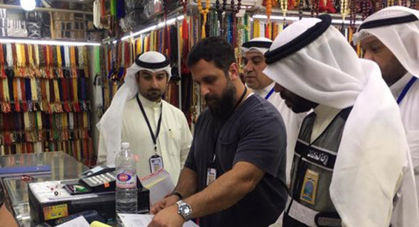 البلدية: تحرير 15 إنذاراً لإزالة المخالفات وتجميل واجهات المحلات في المباركية