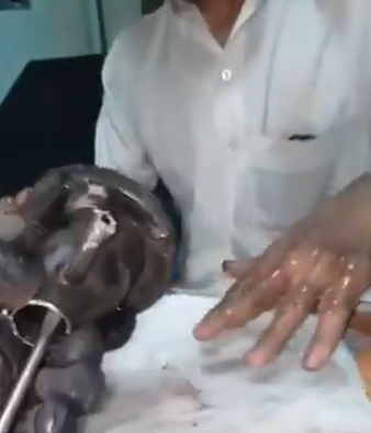 فيديو| لحظة إخراج “يد” شخص علقت في مصب بنزين السيارة