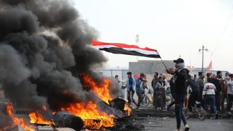 العراق.. قتلى وجرحى في ليلة دامية بذي قار والمحتجون يسيطرون على جسور البصرة
