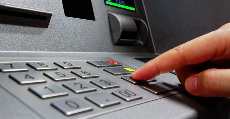البنوك تودع رواتب موظفي 10 جهات حكومية.. اليوم