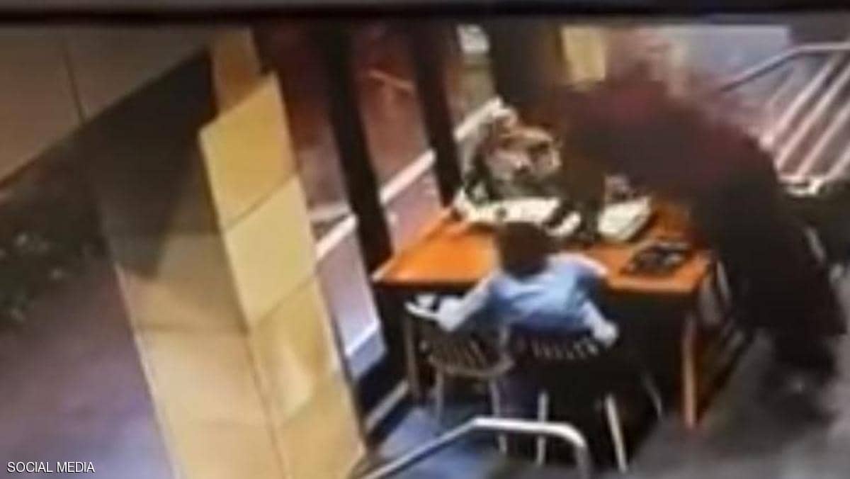 فيديو صادم.. يضرب محجبة حامل بلا أي سبب