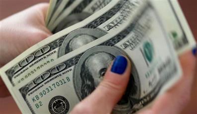 الدولار يتراجع في ظل عقبة تواجه محادثات التجارة بين أمريكا والصين