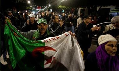 الجزائريون يواصلون تنظيم المسيرات مع تصاعد الاحتجاجات قبل الانتخابات