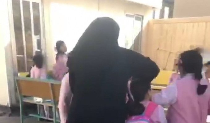 ڤيديو لموظفة بإحدى المدارس تعتدي بالضرب على الطالبات ومواطنة