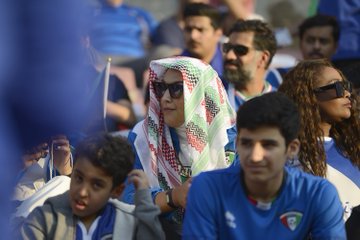 شاهد جماهير «الأزرق» يتوافدون إلى استاد «الدحيل» لتشجيعه #الكويت_عمان #خليجي_24