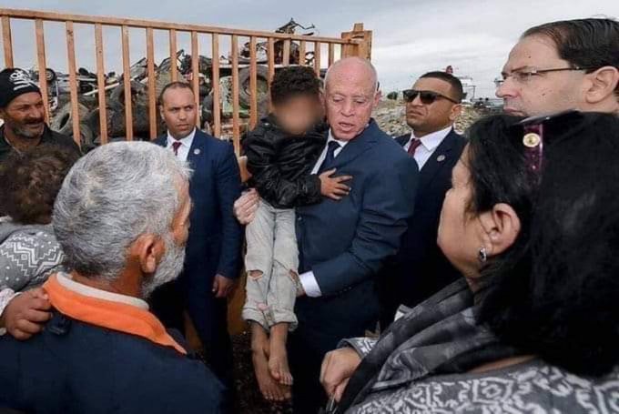 الرئيس التونسي لـ”طفل النفايات”: “إني أخافُ أن أُسألَ عنكَ يوم القيامة”