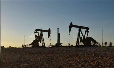 النفط ينهي الأسبوع على مكاسب كبيرة بعد موافقة «أوبك» على زيادة تخفيضات الإنتاج