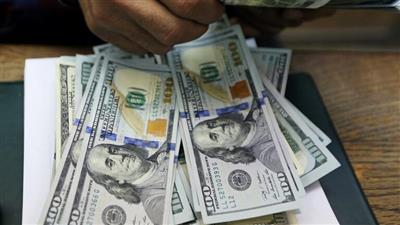 الدولار ينخفض أمام الجنيه في مصر