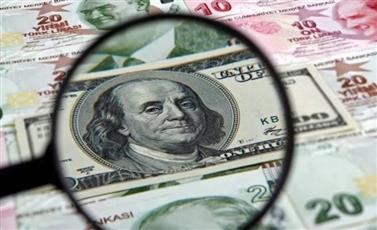 الليرة التركية تفقد 4% من قيمتها أمام الدولار