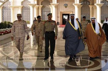 وزير الدفاع يغادر إلى السعودية لتفقد القوات الكويتية المشاركة في عملية «إعادة الأمل»