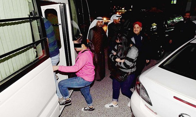 ضبط 8 فتيات يعملن بمقاهي الرجال في حولي