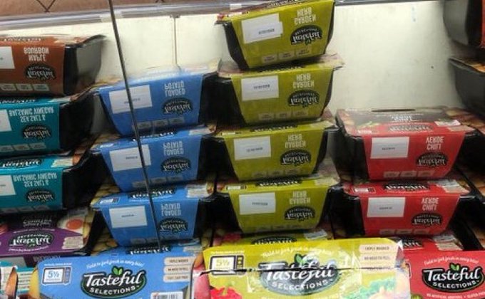 عرض منتجات بنكهات مستخلصة من لحم الخنزير في مركز تجاري شهير