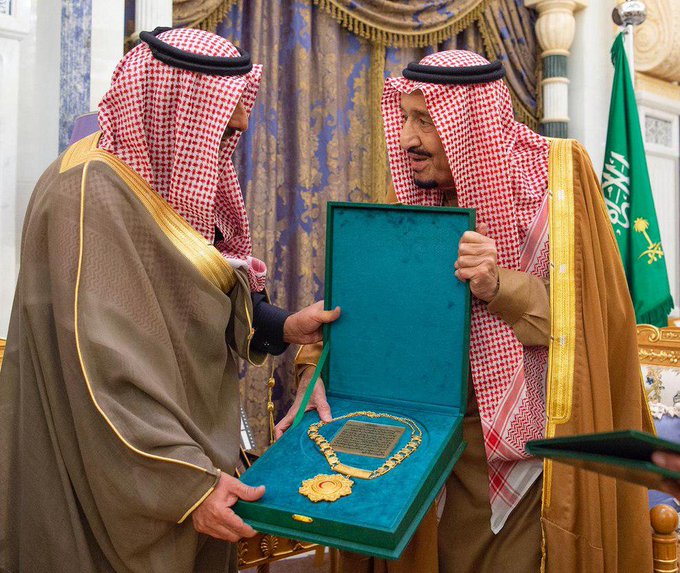 المنظمة العربية للهلال الأحمر تسلم الملك سلمان “قلادة أبي بكر الصديق”