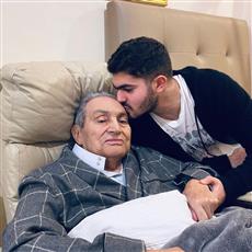 حفيد مبارك ينشر صورة للرئيس السابق بعد أزمته الصحية