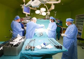 الهلال الأحمر يجري عمليات جراحية للاجئين سوريين في الأردن