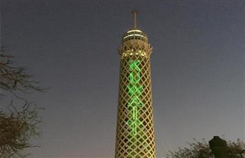 برج القاهرة يتزين بعلم الكويت احتفالا بالأعياد الوطنية