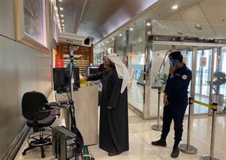 وزير الصحة يتفقد التجهيزات بمطاري الكويت وسعد العبدالله لاستقبال العائدين من الدول الموبوءة بـ «كورونا