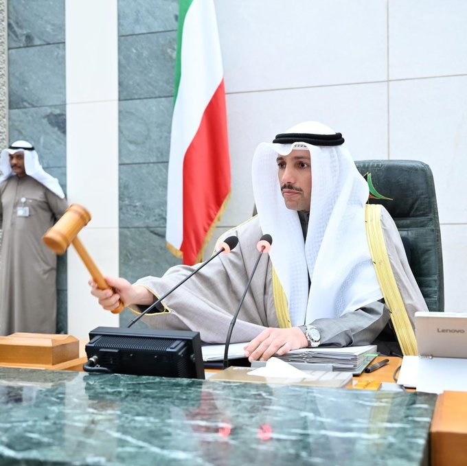 الغانم يطلب من حرس #مجلس_الامه عدم استخدام القوة مع الجمهور