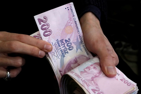 تراجع الليرة التركية مع تعرضها لضغوط بفعل مخاوف الصراع في سورية