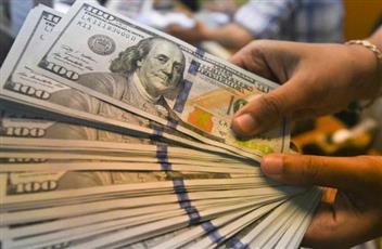 الدولار يرتفع مع بحث المستثمرين عن ملاذ آمن