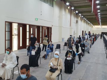 بالصور..شاهد توافد الوافدين على صالة الفحص في أرض المعارض #كورونا #Covid_19