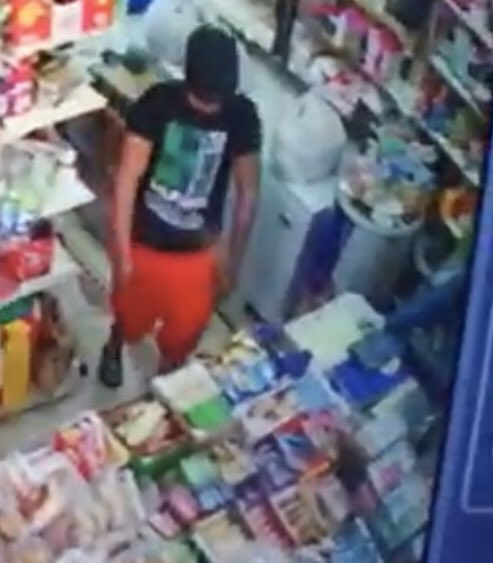 5 مواطنين شباب يقومون بالسطو على بقالة بالفروانية