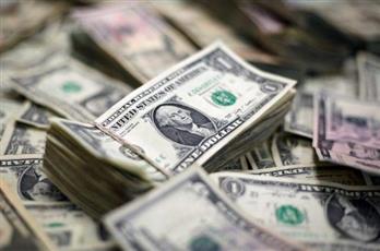الدولار يتجه لأكبر ارتفاع أسبوعي منذ أوائل أبريل مع تراجع اليورو