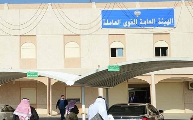 “القوى العاملة” تشرف على تسليم رواتب وجوازات عاملين لدى شركة متعثرة