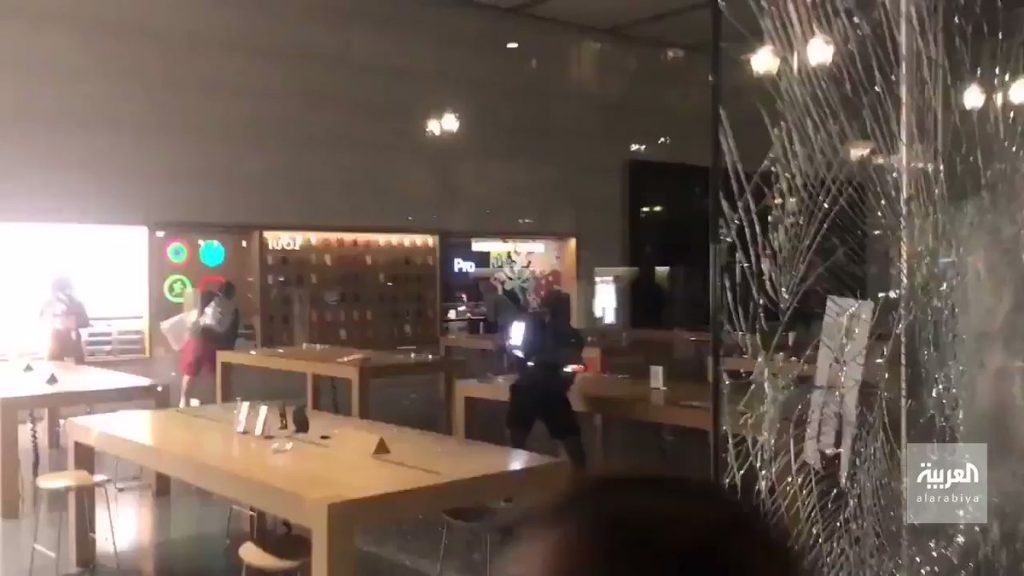 شاهد بالفيديو..خلال دقائق فقط وقبل وصول الشرطة.. سرقة كافة محتويات متجر أبل في واشنطن