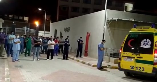 #شاهد: #فيديو مؤثر لأطباء مصريين يؤدون صلاة الجنازة على زميلتهم المتوفاة بكورونا