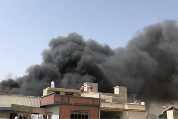 تنقل 107 راكباً..شاهد بالفيديو :اللحظات الاولى لتحطم طائرة باكستانية قبل وصولها للمطار