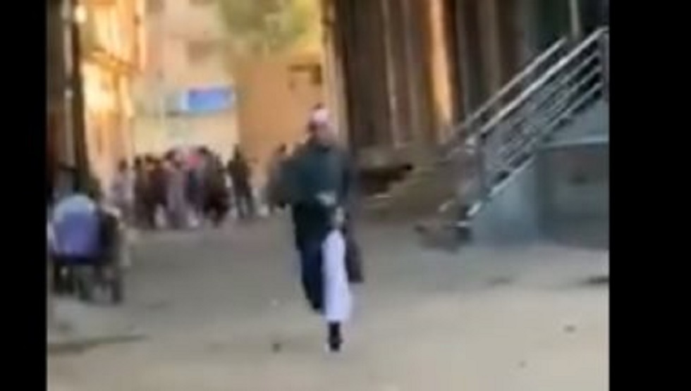 شاهد بالفيديو..إمام مسجد يفر من الشرطة قبيل إمامته صلاة العيد في مصر