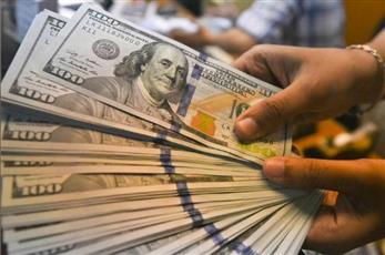 الدولار يرتفع وسط مخاوف من عودة حرب التجارة الأمريكية الصينية