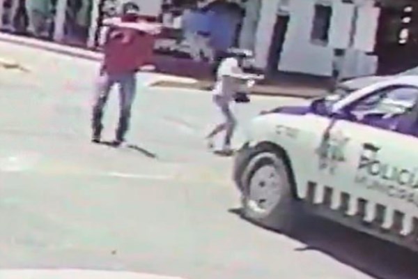بالفيديو..خطة ماكرة: مجرمون يتربصون لدورية شرطة مكسيكية ويفاجئونهم بوابلًا من الرصاص