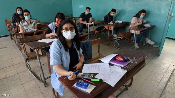 بالكتاب والكمامة.. طلاب الثانوية يعودون للمدارس في #تونس