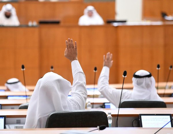 المجلس يوافق على التصويت على القوانين المدرجة دون نقاش تمهيدا لإخلاء القاعة لتعقيمها