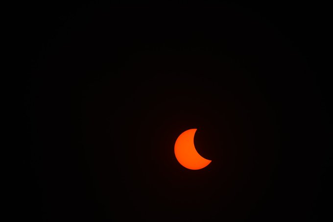جانب من الكسوف الجزئي للشمس في الكويت كما بدا من شاطئ المركز العلمي بالسالمية