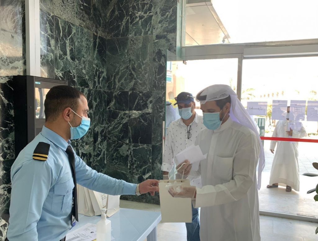 «البلدية» هيأت موظفيها للعمل بكمامات ومعقمات وأقلام