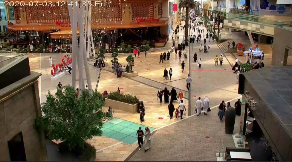 «البلدية» تغلق محلات تجارية في الأفينيوز مؤقتاً