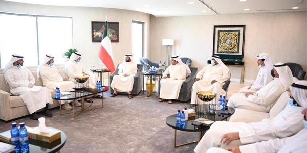 الغانم يستقبل ممثلين عن أهالي المطلاع و “كويتيين بلا رواتب”