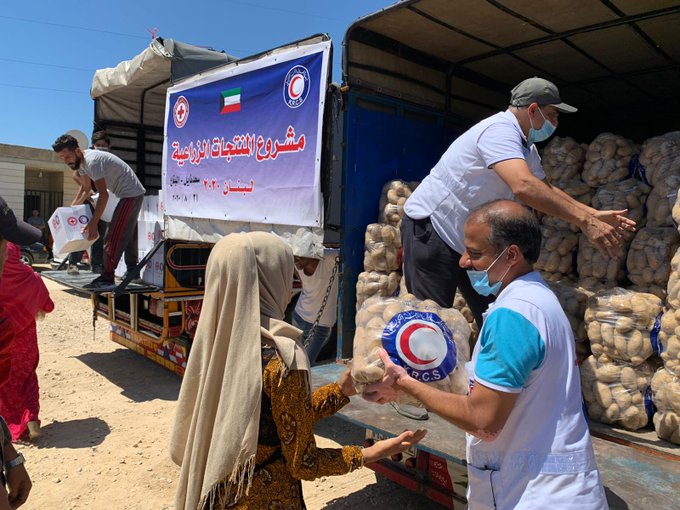 #الهلال_الأحمر تقدم ملابس ومستلزمات صحية وغذائية للاجئين سوريين في لبنان