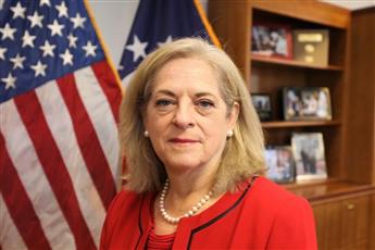 السفيرة الأمريكية: وسام الاستحقاق العسكري هو أحد أعلى درجات الشرف التي يمكن أن يمنحها الرئيس الأمريكي لأمير الإنسانية