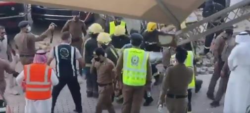 بالفيديو.. شاهد لحظة إخراج مفقود كان محتجزا تحت أنقاض المواقف المنهارة في #الخبر